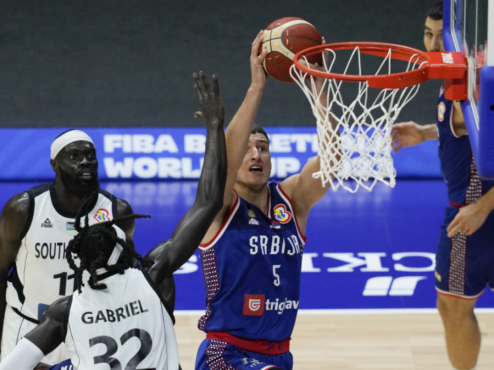 Il giocatore di basket serbo Nikola Jović alla partita con l’Italia