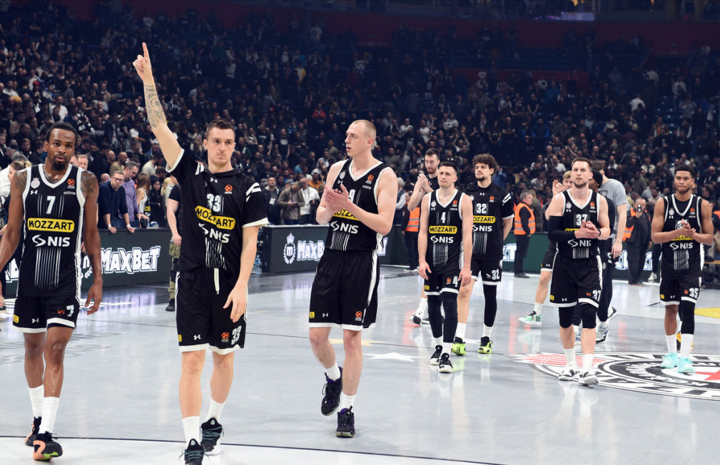 Košarkaši Partizana pozdravljaju navijače