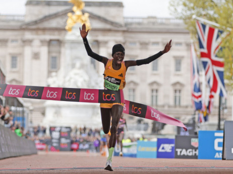 Kenijska atletičarka Peres Jepčirčir postavila je danas novi svetski rekord u maratonu