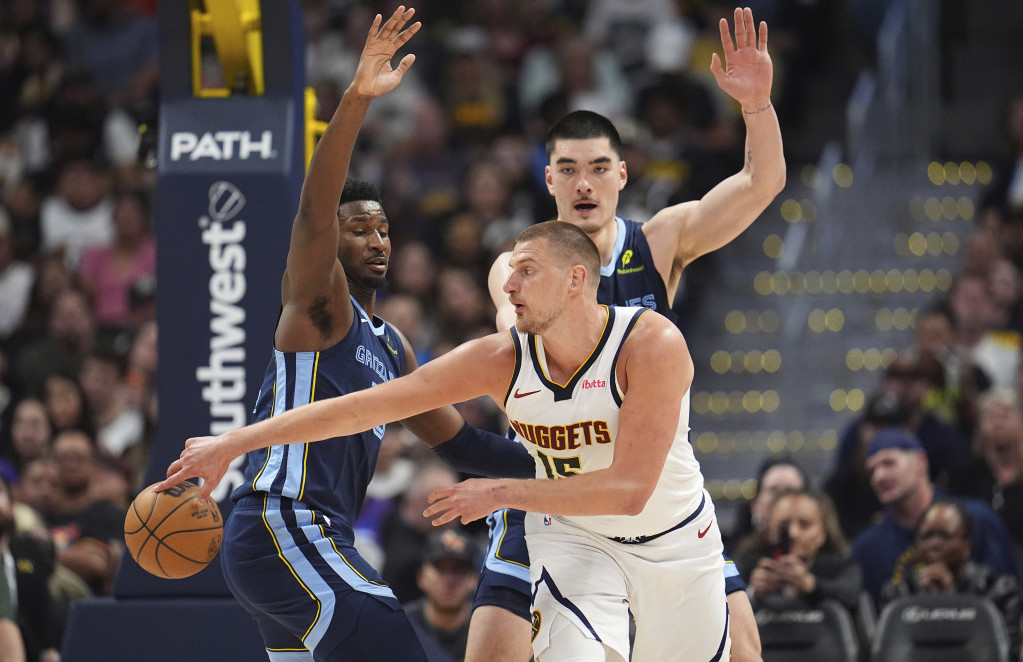 Jokić asistira pored Idija i Džeksona