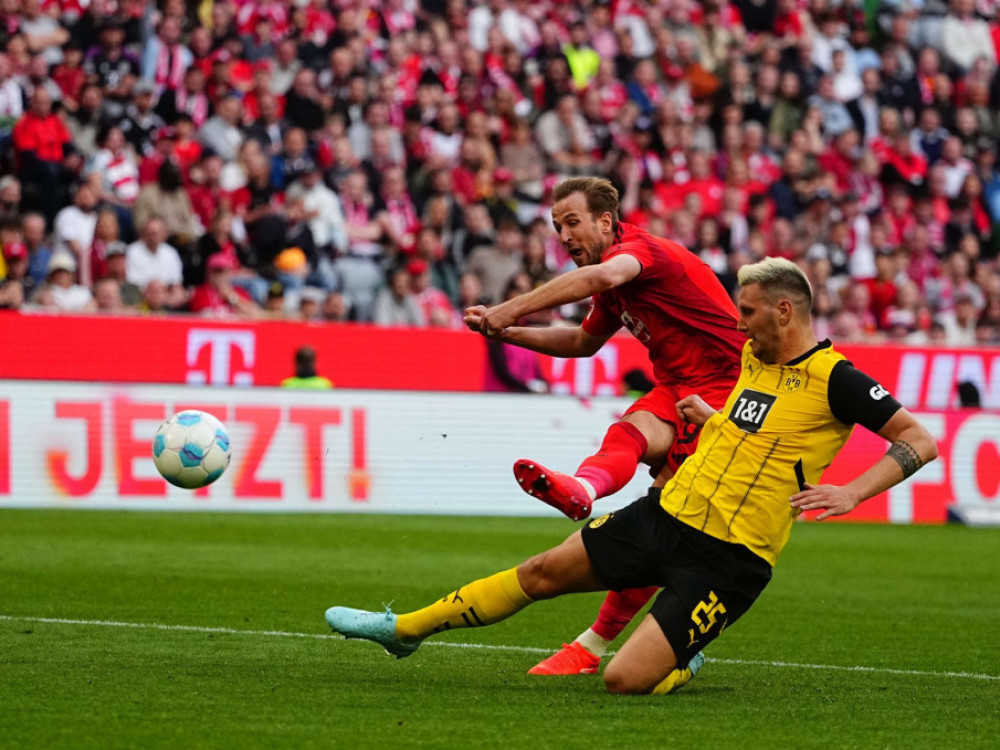 Hari Kejn šutira na gol