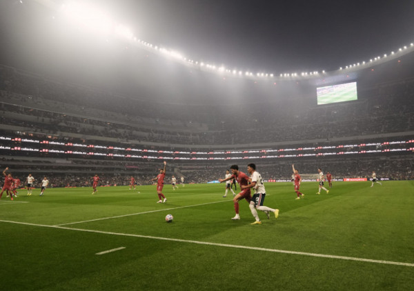 (VIDEO) Tragedija na čuvenom stadionu "Asteka": Navijač poginuo pokušavajući da se spusti sa gornjeg na donji nivo