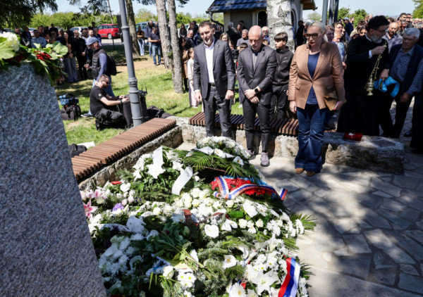 (FOTO) Delegacije FSS, Crvene zvezde i Partizana odale počast žrtvama tragedije u Malom Orašju