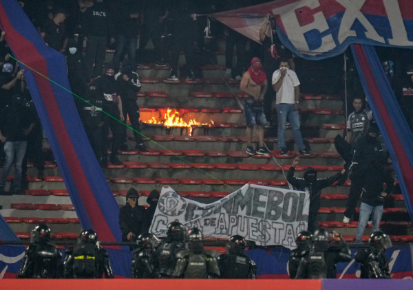 (VIDEO) Razulareni huligani i "nemoćna" policija sprečili meč Independijentea i Flamenga: Skandal!
