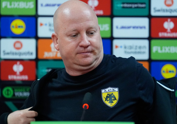 (VIDEO) Marka Nikolića igrači AEK-a okupali na konferenciji
