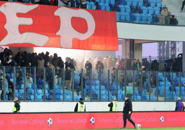 Kasni finale Kupa Srbije: Navijači na terenu, sukobi sa policijom van stadiona...