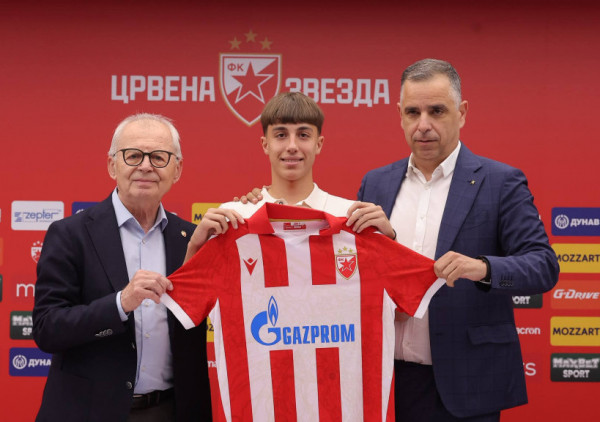 Zvezda nastavlja sa promocijom omladinske škole: Talentovani napadač potpisao profesionalni ugovor