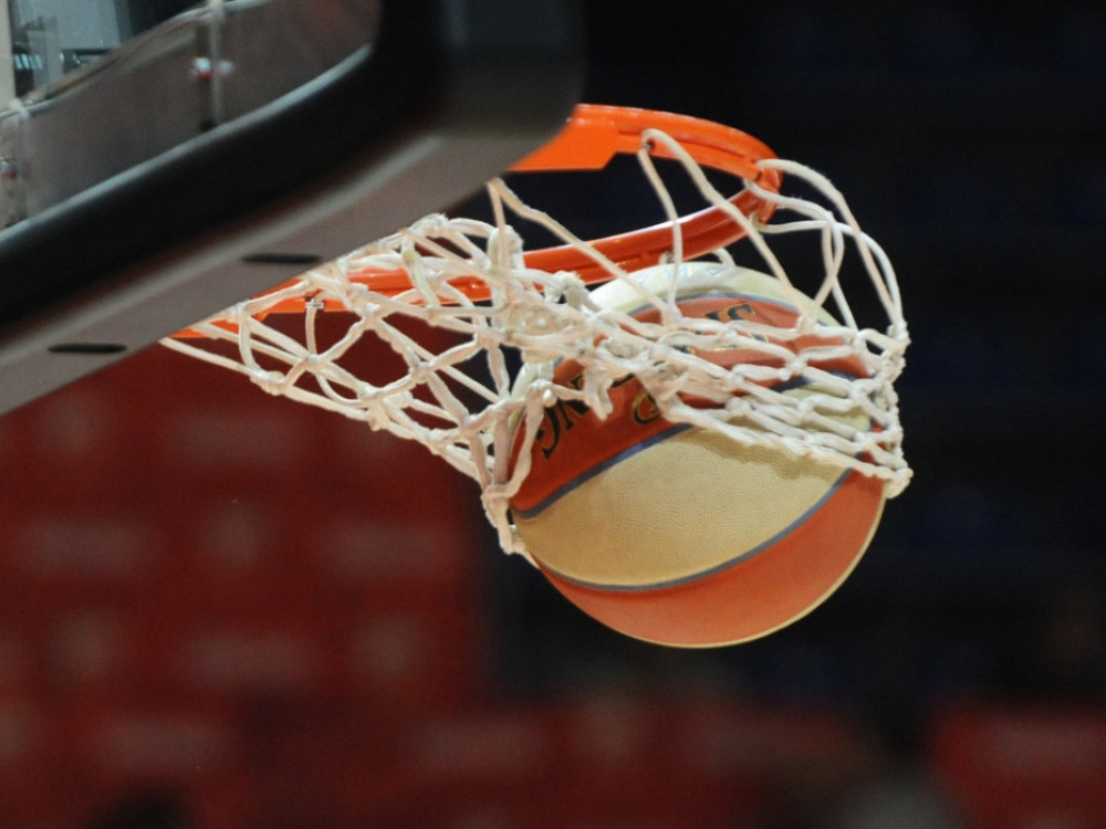 košarkaška lopta prolazi kroz obruč