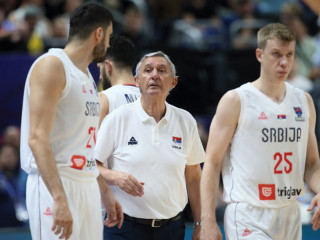 Il basket Svetislav Pešić mette l’aquila del campionato del mondo di basket