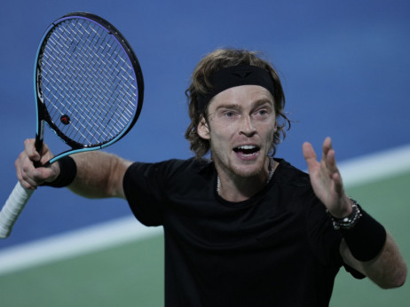 Rubljov u polufinalu Dubaija: Ruski teniser rutinirao Van de Zandšulpa