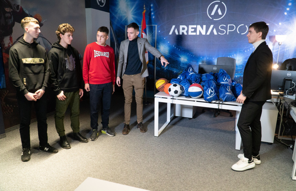 Niški osnovci posetili TV Arena sport: Uručene im lopte, a biće i naši gosti na 169. večitom derbiju