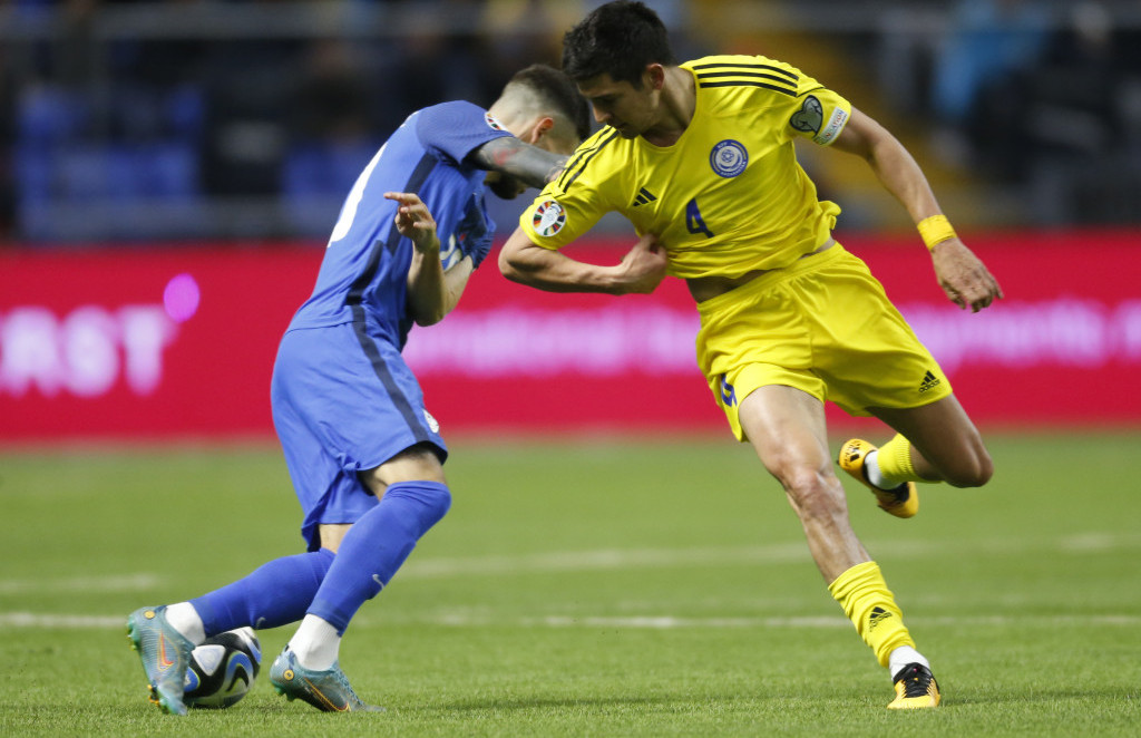 Fudbaler Kazahstana u duelu sa fudbalerom Slovenije