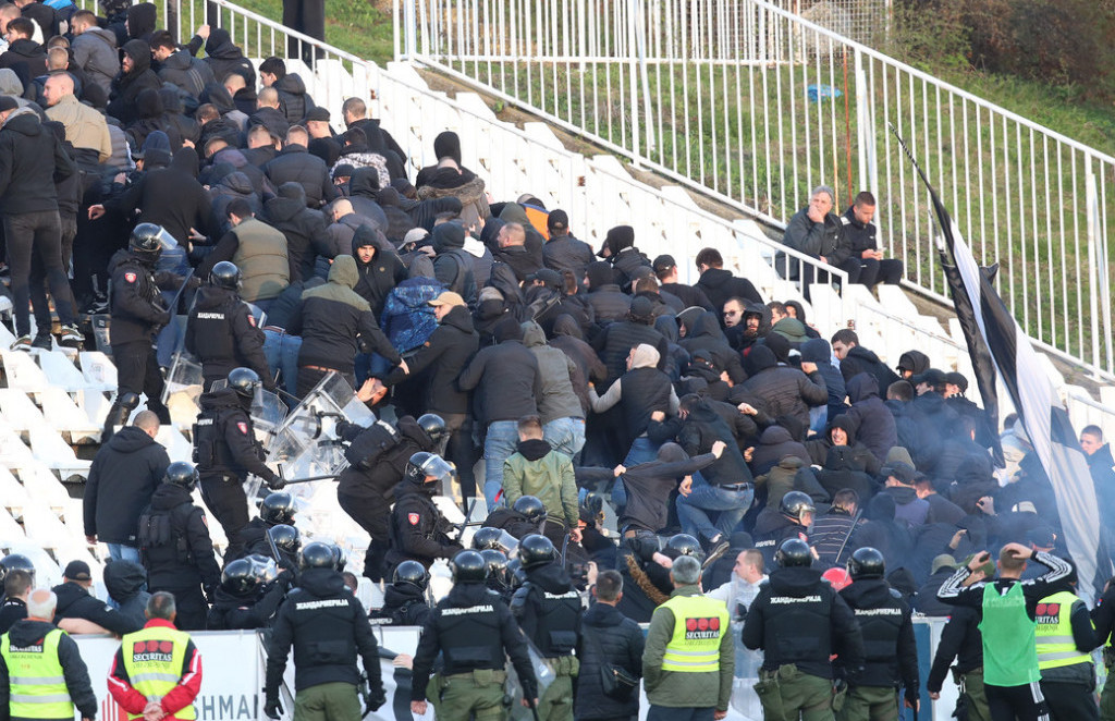 Navijači Partizana izazvali dva prekida na Banovom brdu: Utakmica odložena za sredu