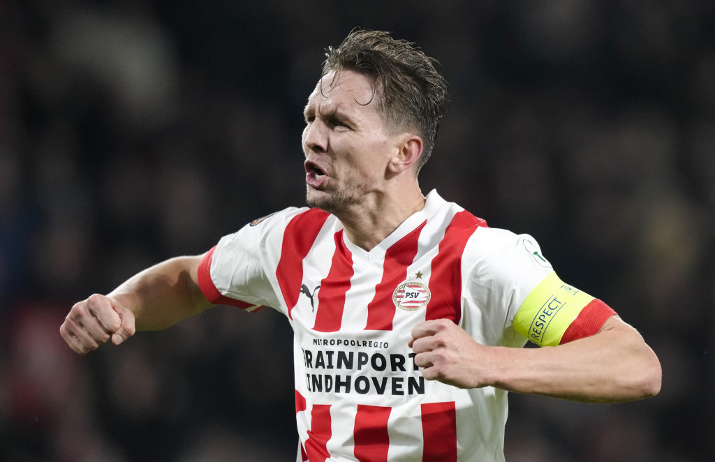 PSV uz skandal navijača ubedljivo savladao Ajaks i preuzeo drugo mesto u Holandiji