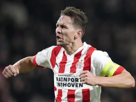 PSV uz skandal navijača ubedljivo savladao Ajaks i preuzeo drugo mesto u Holandiji