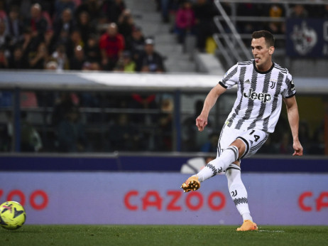 Arkadijuš Milik promašio penal, pa doneo Juventusu bod u Bolonji