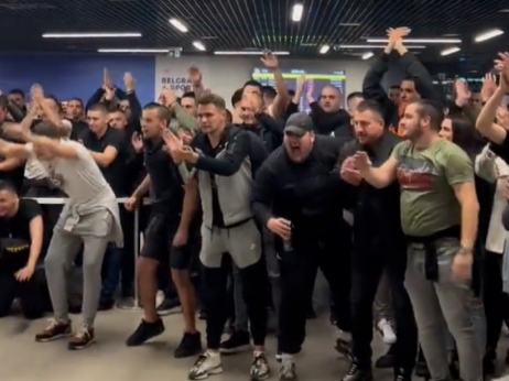 Doček košarkaša Partizana na aerodromu: Pesma navijača, suze Lesora i poruka da se osvoji AdmiralBet Aba liga