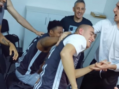 Ludnica u svlačionici Partizana zbog Madara: Torta za najboljeg mladog košarkaša