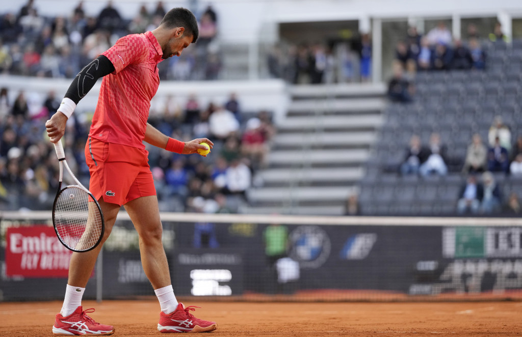 Centralni teren je baš loš, bolji je teren broj pet: Novak Đoković nezadovoljan podlogom na turniru u Rimu