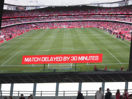 Pomeran početak meča u Londonu: Navijači ne mogu da uđu na stadion, igrači Arsenala i Foresta ostali u svlačionici
