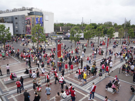 Situacija u Londonu je rešena: Navijači su ušli na stadion, Arsenal i Forest otvorili današnji dan Premijer lige