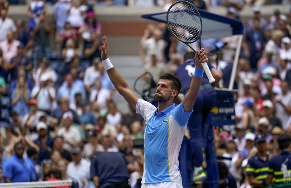 Novak pobedio Frica pa zapevao na "Artur Ešu" Đoković slavi obaranje Federerovog rekorda!