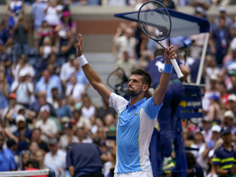 Novak pobedio Frica pa zapevao na "Artur Ešu" Đoković slavi obaranje Federerovog rekorda!