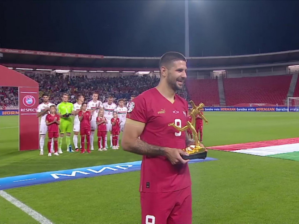 Mitrović primio nagradu za najboljeg strelca Lige nacija