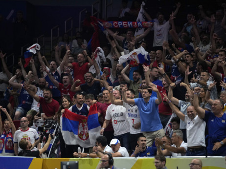 Grmi pesma srpskih navijača: Manila će ovo pamtiti, Srbi se raduju finalu