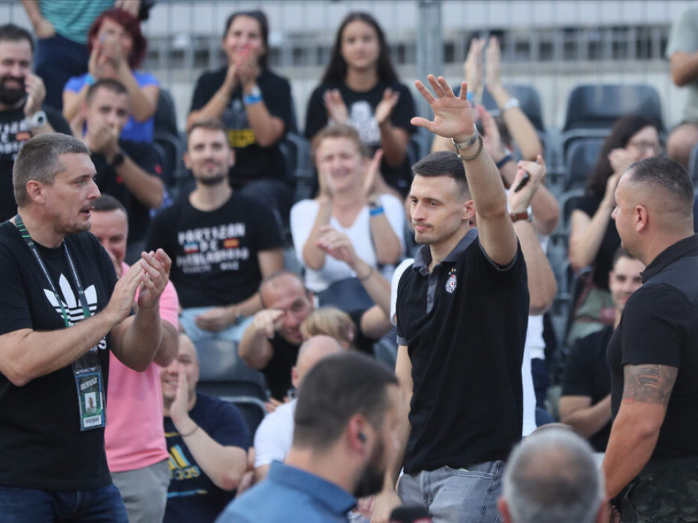 Ovacije za Aleksu Avramovića na Tašmajdanu: MVP, MVP!!!