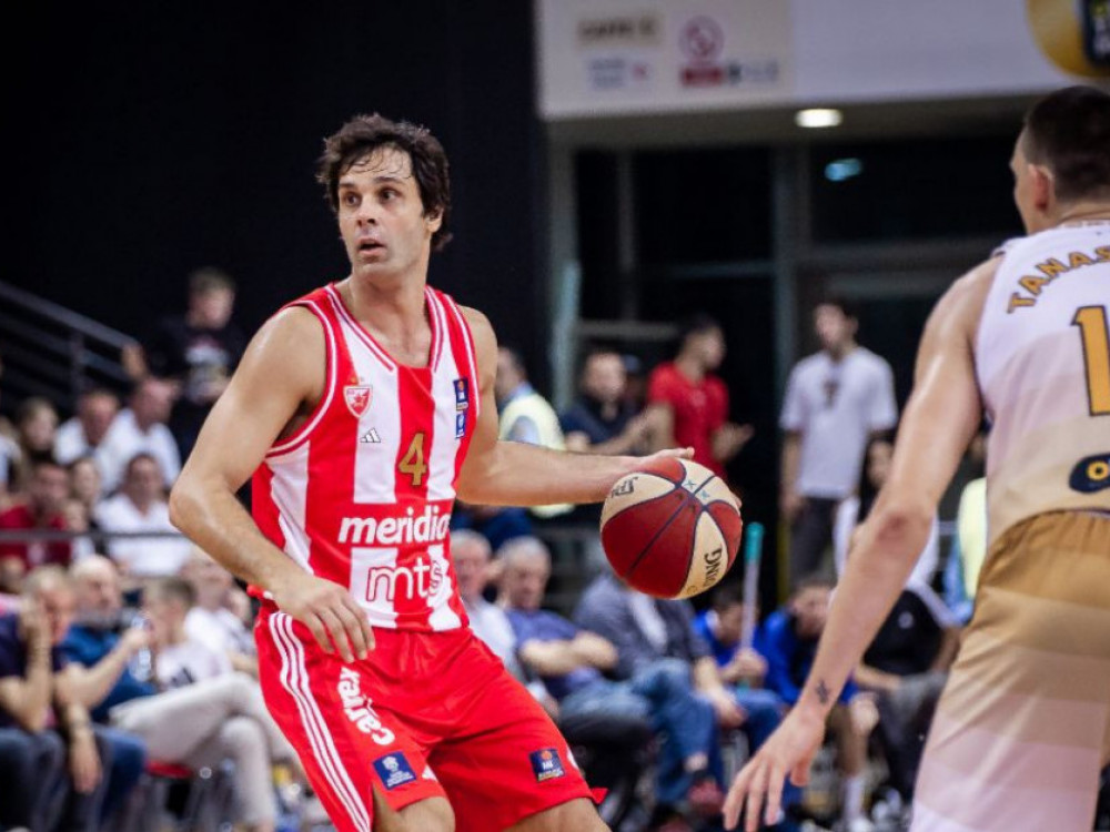 Košarkaš Crvene zvezde, Miloš Teodosić, vodi loptu