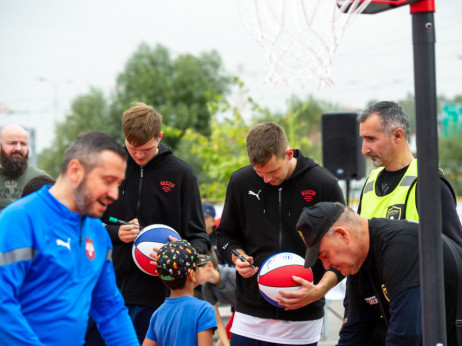Direktor ACG, Nebojša Žugić delio mališanima košarkaške lopte na basket 3x3 turniru "Open Mileva Marić Ajnštajn"