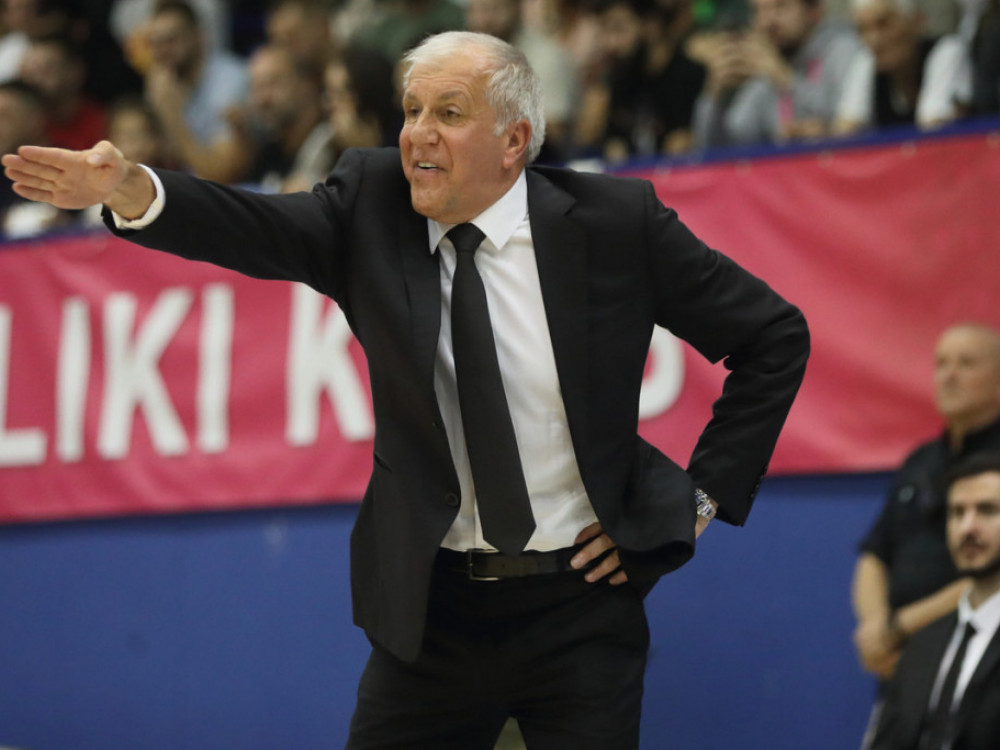 Željko Obradović daje instrukcije košarkašima Partizana