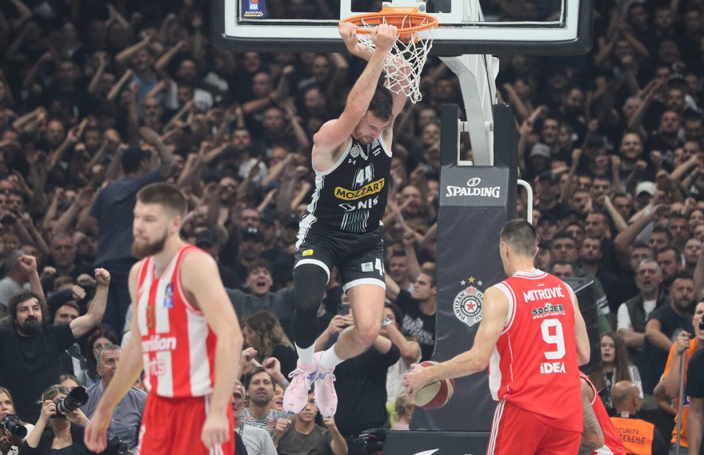 Košarkaš Partizana Frenk Kaminski zakucava u večitom derbiju protiv Crvene zvezde