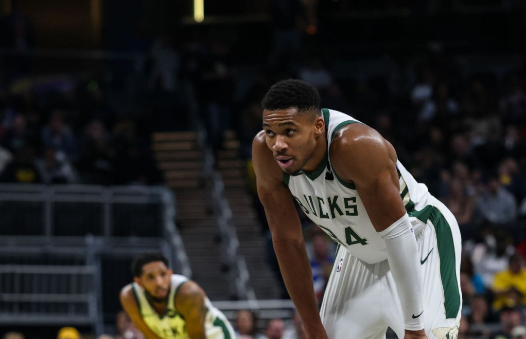 Janis Adetukmbo, košarkaš Milvokija