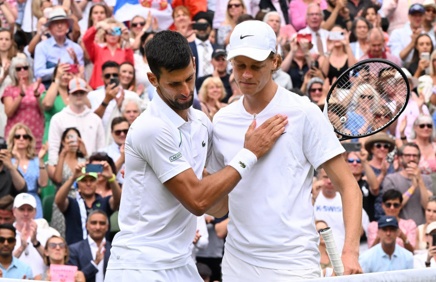 Novak Đoković i Janik Siner na polufinalnom meču u Vimbldonu