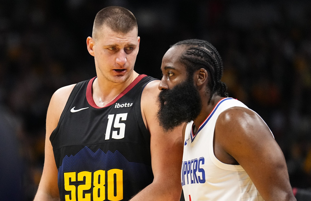 Nikola Jokić i Džejms Harden na meču između Denvera i LA Klipersa