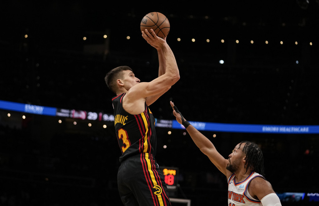 Bogdan Bogdanović šutira na meču NBA lige protiv Njujorka