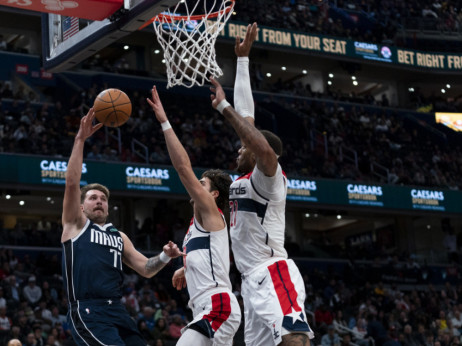 Napravite da može da se igra: Luki Dončiću smetaju novi, obojeni parketi na NBA mečevima