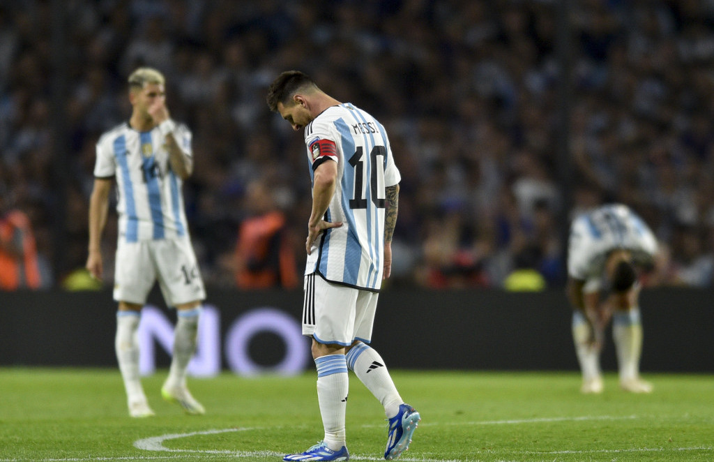 Lionel Mesi tužan posle poraza od Urugvaja u kvalifikacijama za Mundijal
