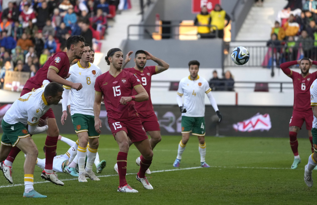Miloš Veljković postiže gol za Srbiju