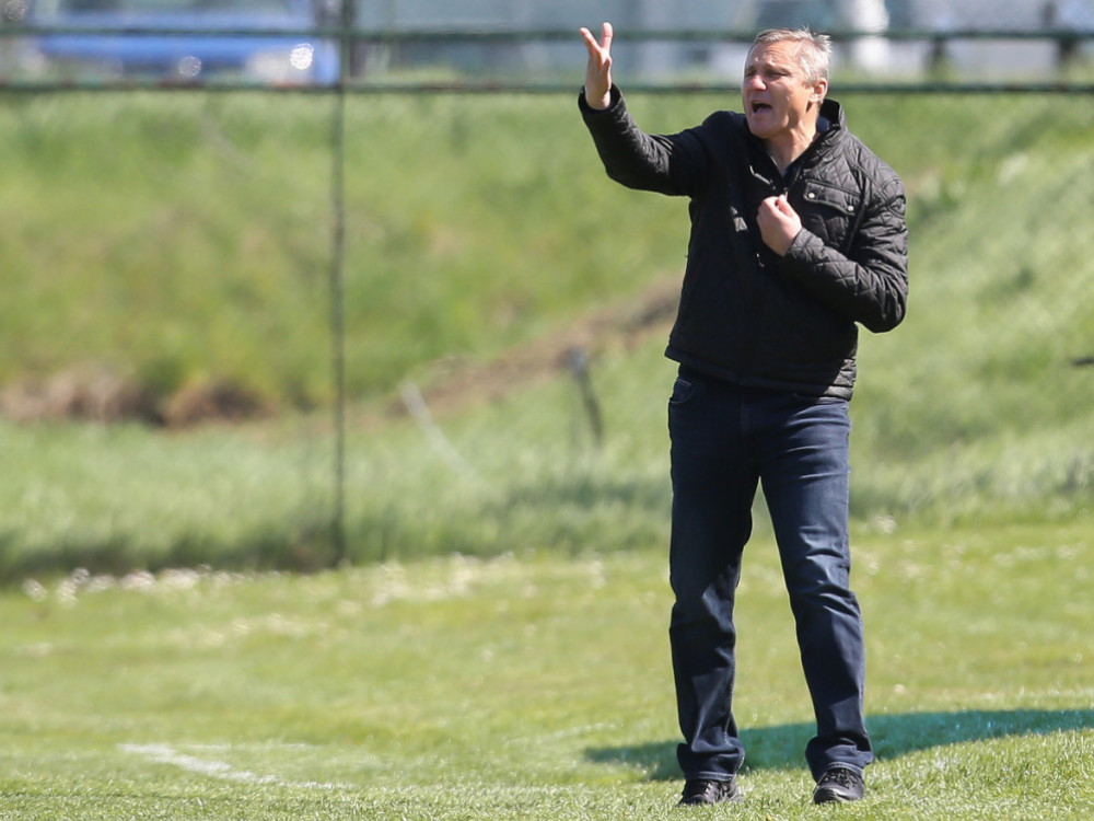Fudbalski trenerr MIlan Milanović daje instrukcije ekipi
