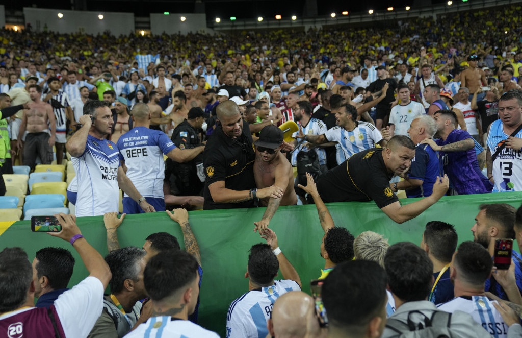 Fudbaleri Argentine pokušavaju da zaustave tuču navijača na meču protiv Brazila