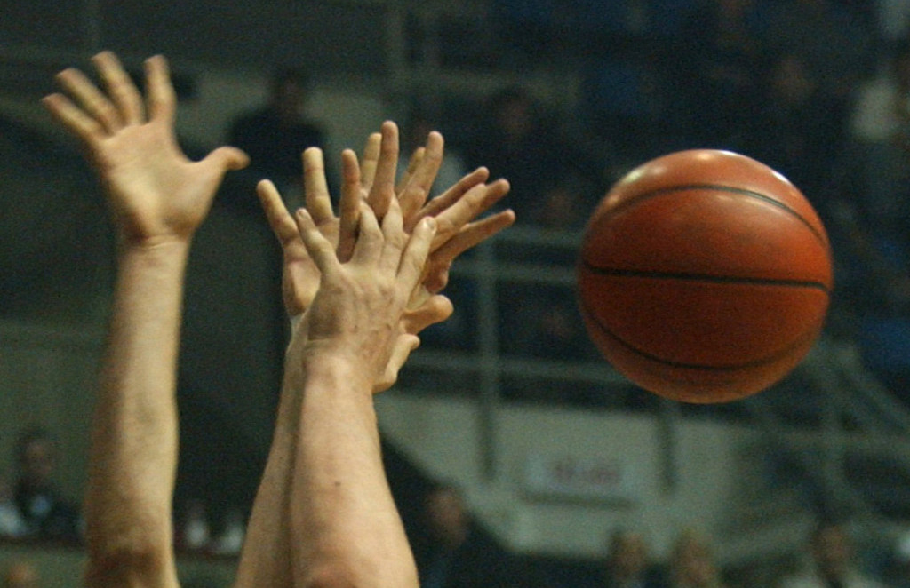 Ruke košarkaša u borbi za loptu
