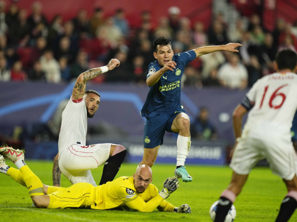 Fudbaleri Sevilje, Marko Dmitrović i Nemanja Gudelj, prate pogledom loptu protiv PSV-a