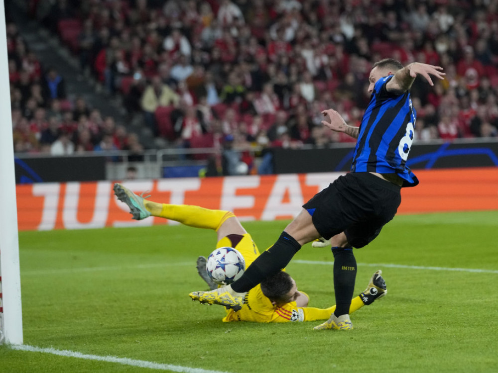 Fudbaler Intera, Marko Arnautović, postiže gol protiv Benfike
