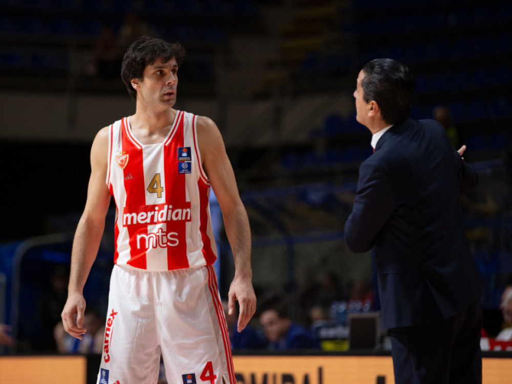 Košarkaš i trener Crvene zvezde, Miloš Teodosić i Janis Sferopulos, razgovaraju tokom utakmice