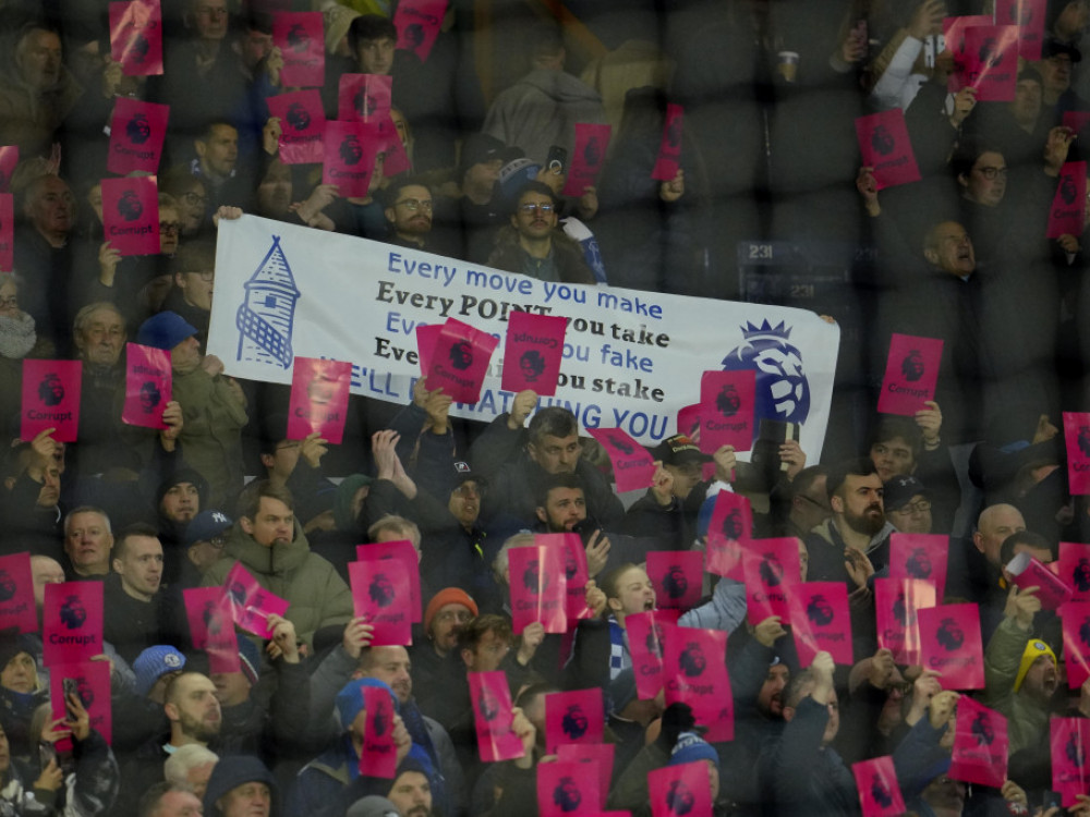 Navijači Evertona pokazuju isključujući karton čelnicima Premijer lige