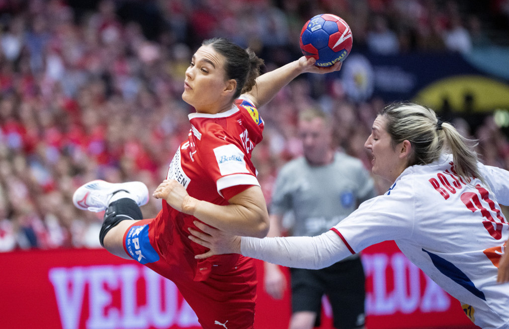 Katarina Bojičić na meču protiv Danske tokom Svetskog prvenstva za rukometašice