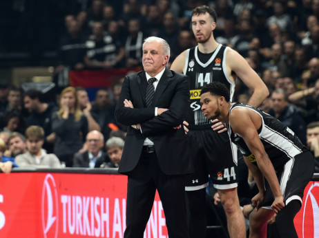 Košarkaši Partizana odali počast Dejanu Milojeviću: Majice sa njegovim likom i minut ćutanja